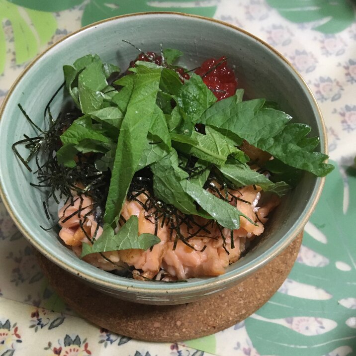 バター香る鮭といくらの親子丼